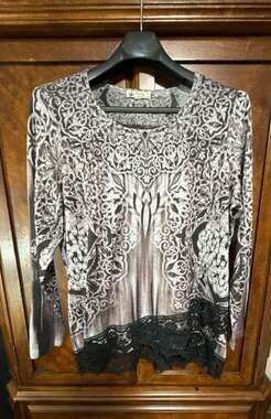Unity World Wear Woman 2X Long Sleeve Black and White Printed Knit Blouse with R